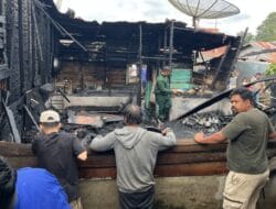 KEBAKARAN MUSIM KEMARAU HANGUSKAN 2 RUMAH DI DESA BUNURAYA! WARGA BERGOTONG ROYONG, API DIHENTIKAN SEBELUM NYALANGI RUMAH LAIN