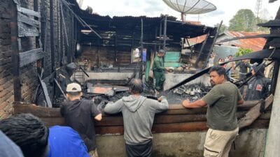 KEBAKARAN MUSIM KEMARAU HANGUSKAN 2 RUMAH DI DESA BUNURAYA! WARGA BERGOTONG ROYONG, API DIHENTIKAN SEBELUM NYALANGI RUMAH LAIN