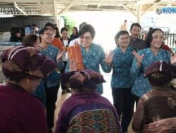 Berdayakan Ekonomi Perempuan, Ketua TP PKK Kabupaten Karo Beri Bimbingan pada RAT CU Latersia di Desa Dokan