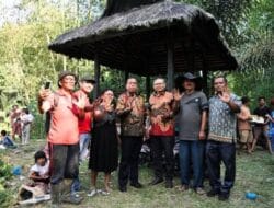 Bupati Karo Turut Meriahkan Tradisi Ndurung Ikan di Embung Talimbaru