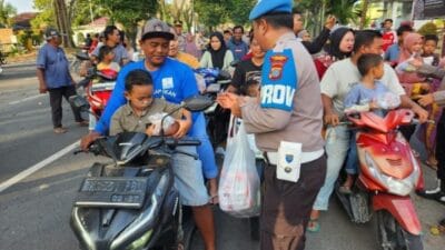 Polres Langkat Berbagi di Bulan Suci, 200 Takjil Dibagikan kepada Masyarakat