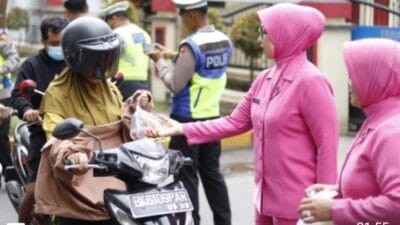 Polres Langkat dan Bhayangkara Berbagi Takjil diHari ke-23 Ramadhan, Wujud Kepedulian kepada Masyarakat