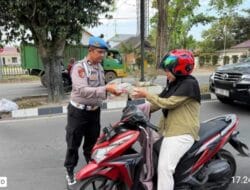 Polres Langkat Berbagi Takjil di Hari ke-25 Ramadhan, Wujud Kepedulian Kepada Masyarakat