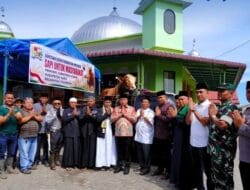 BUPATI KARO SERAHKAN HEWAN QURBAN BANTUAN PRESIDEN RI UNTUK MASYARAKAT DI MASJID AL MUNAWARAH