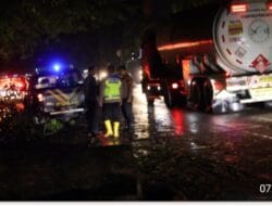 Polres Langkat Gerak Cepat Evakuasi Pohon Tumbang dan Urai Kemacetan Arus Lalu Lintas
