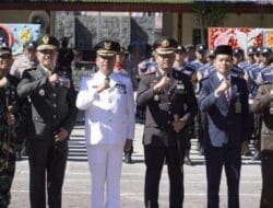HARI BHAYANGKARA KE-80 BUPATI KARO APRESIASI KINERJA POLRES KARO DAN SERAHKAN PENGHARGAAN BAGI PERSONEL BERPRESTASI