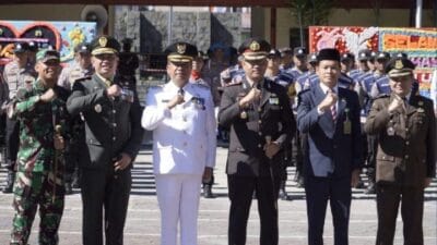 HARI BHAYANGKARA KE-80 BUPATI KARO APRESIASI KINERJA POLRES KARO DAN SERAHKAN PENGHARGAAN BAGI PERSONEL BERPRESTASI