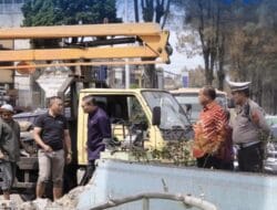 DENGAN REAKSI CEPAT, BUPATI KARO TINJAU LANGSUNG LOKASI KECELAKAAN TUGU PERJUANGAN BERASTAGI