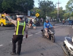 Bantu Penyeberangan Siswa Sekolah dan Urai Kemacetan, Polres Langkat Gelar Strong Point Pagi