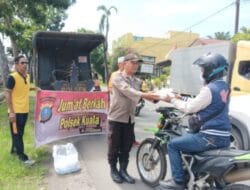 Polsek Kuala, Berbagi Nasi Kotak Sambil Pererat Kedekatan dengan Masyarakat
