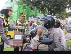 Kapolres Langkat Beri Bingkisan untuk Pegendara yang Tertib Berlalu Lintas